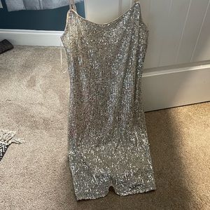 Super cute , fitted sparkly cocktail dress from dillards. Size L worn once.